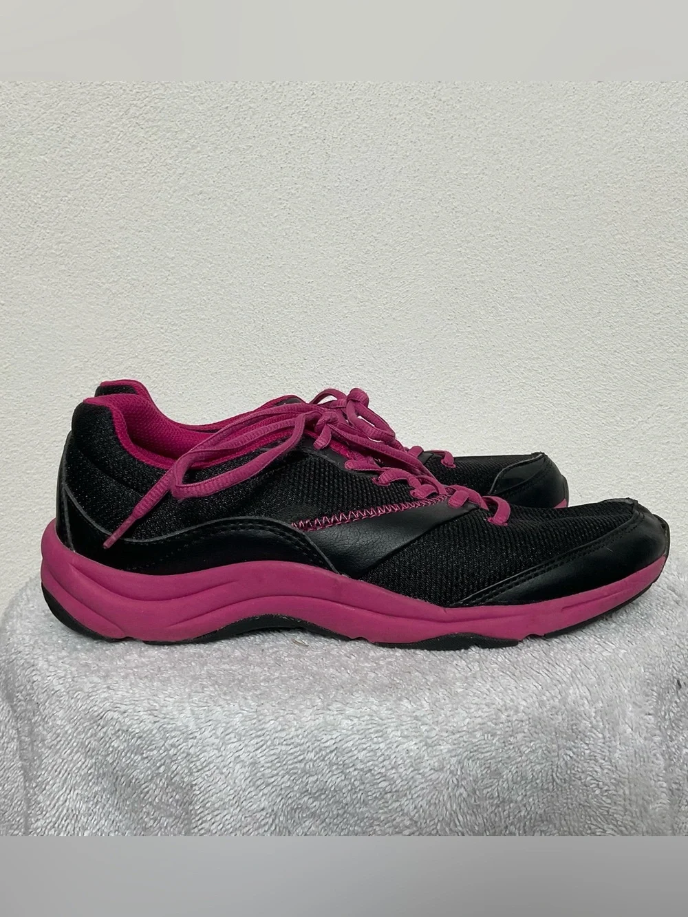 Vionic Kona Women's Sneakers Black, Pink Size 7.5 NO INSOLES Workout Athletic